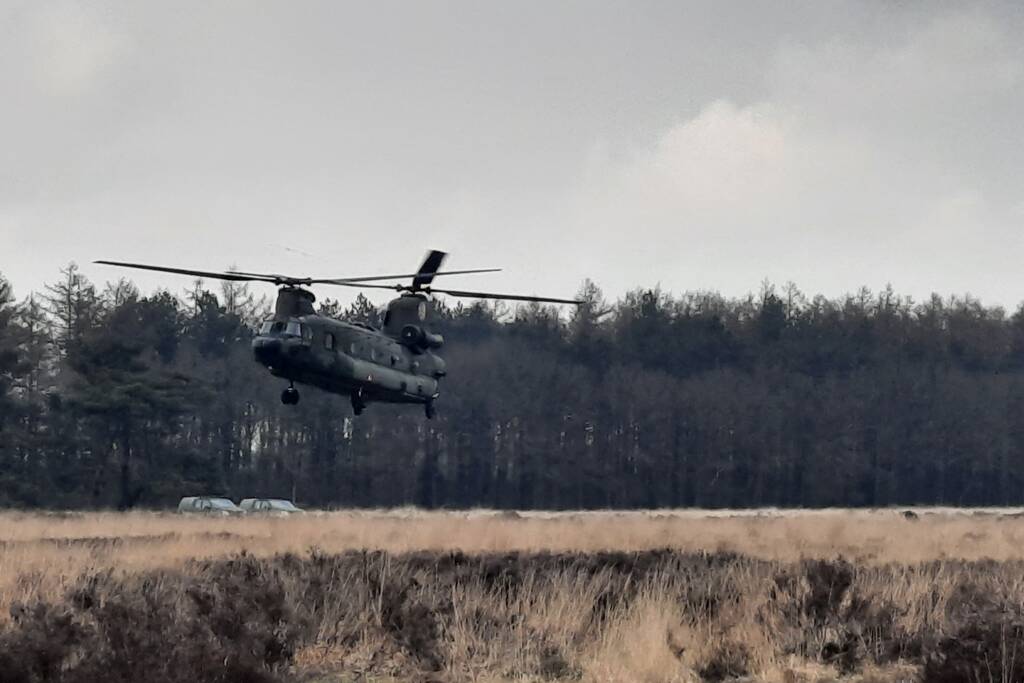 Techneuten proberen Chinook-helikopter van Defensie te repareren