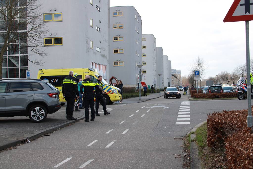 Auto en scooter botsen op kruising