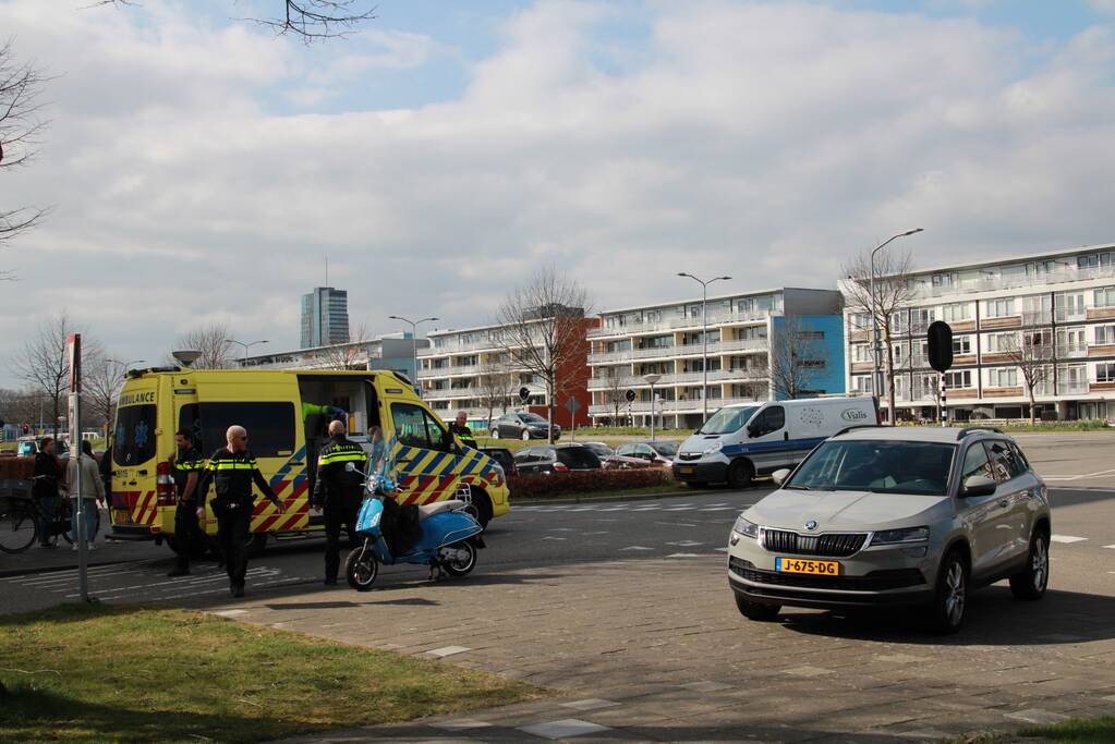 Auto en scooter botsen op kruising