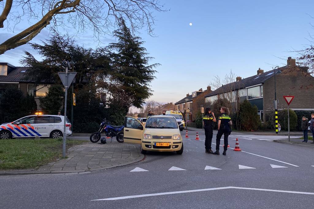 Ongeval tussen schakelbrommer en personenauto