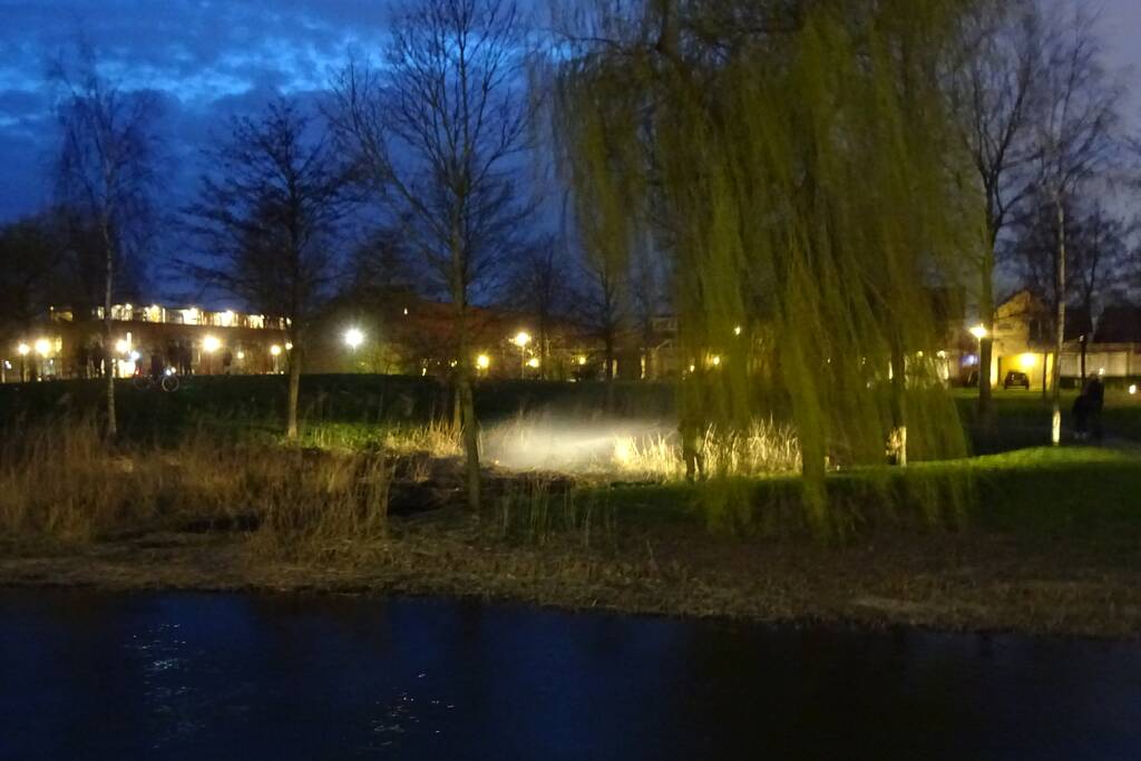 Stuk riet in brand gestoken