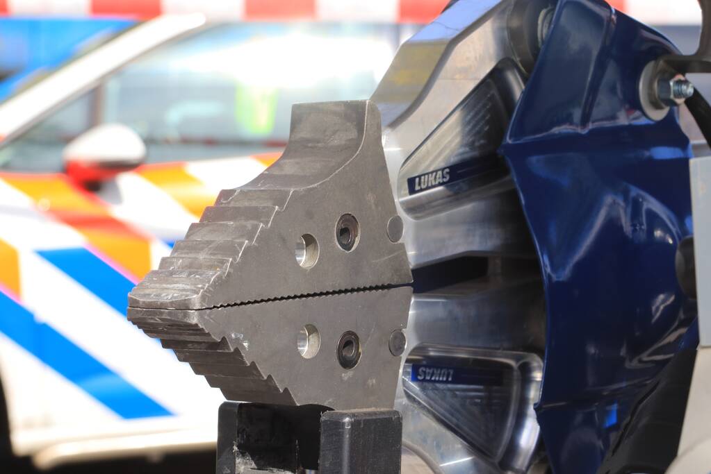 Brandweer knipt auto open bij ongeval