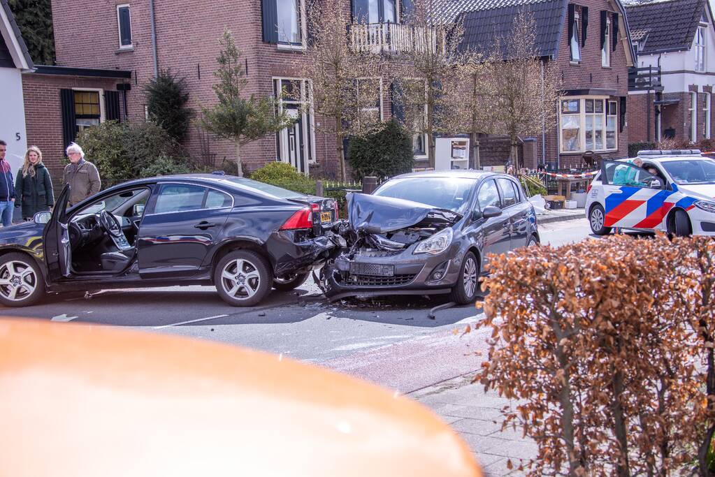 Gewonde en ravage door verkeersongeval