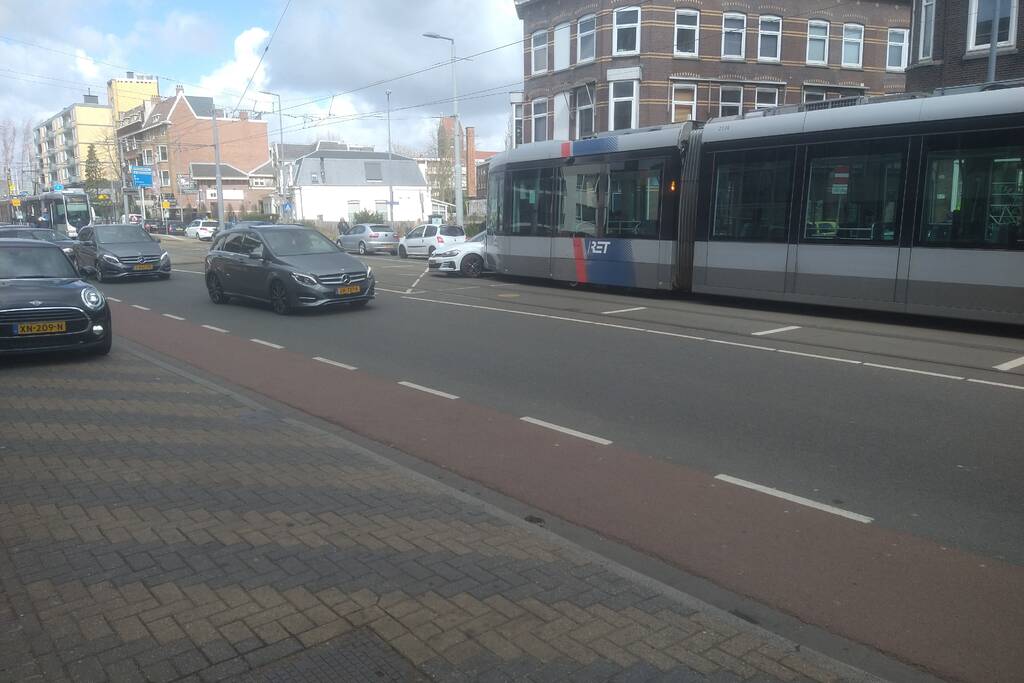 Tram en personenauto met elkaar in botsing