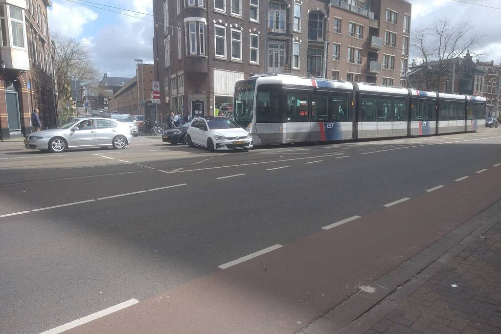 Tram en personenauto met elkaar in botsing