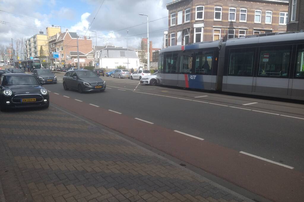 Tram en personenauto met elkaar in botsing