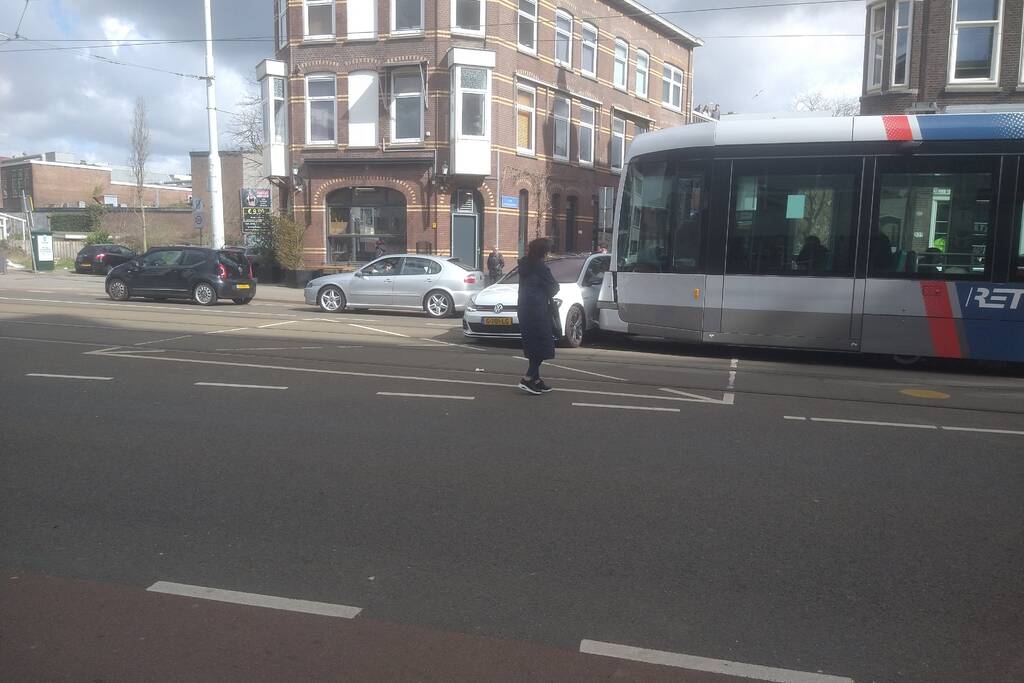 Tram en personenauto met elkaar in botsing