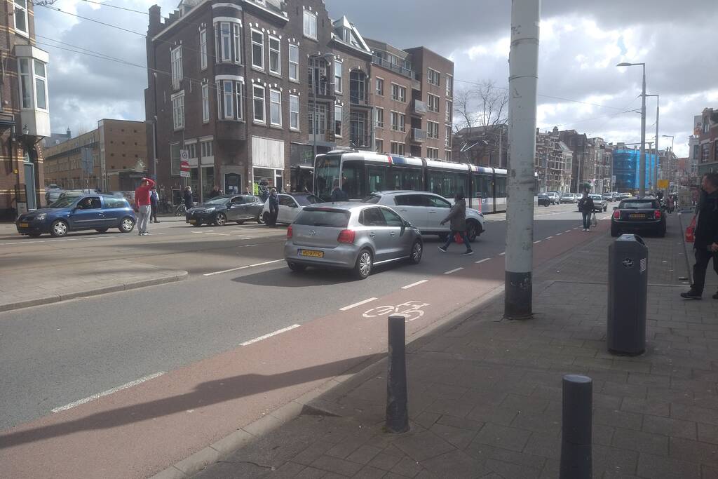Tram en personenauto met elkaar in botsing