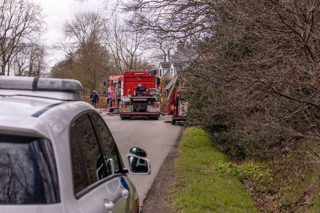 Brandweer blust brand in schuur