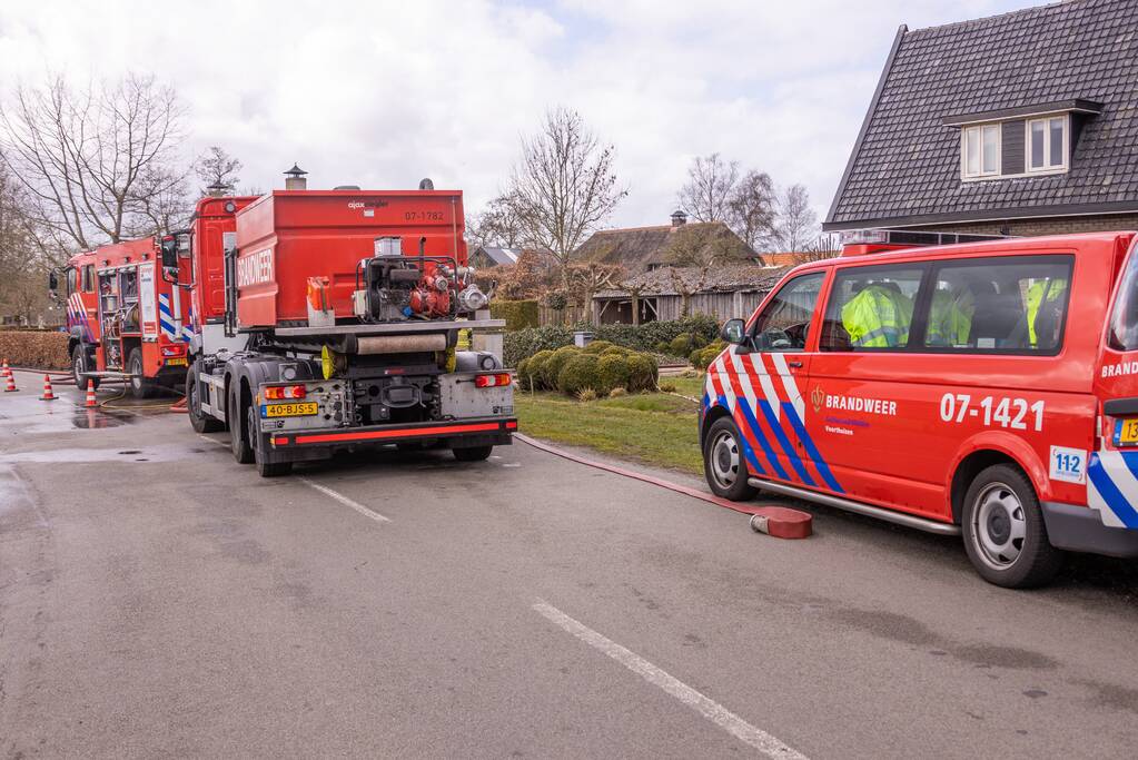 Brandweer blust brand in schuur