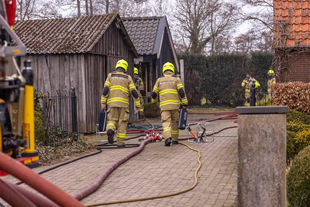 Brandweer blust brand in schuur