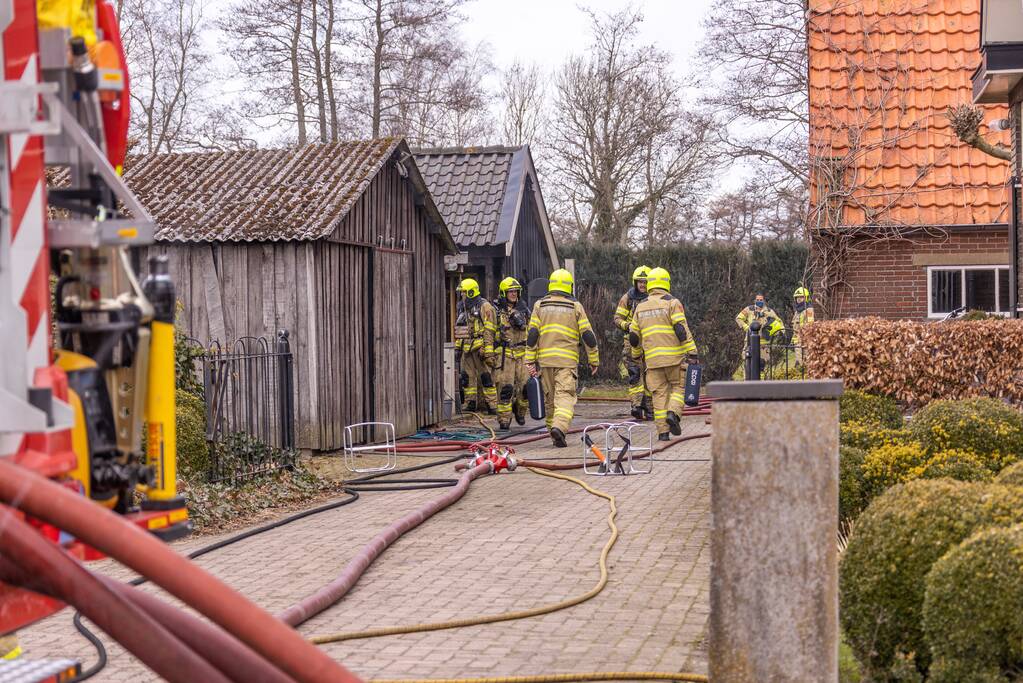 Brandweer blust brand in schuur