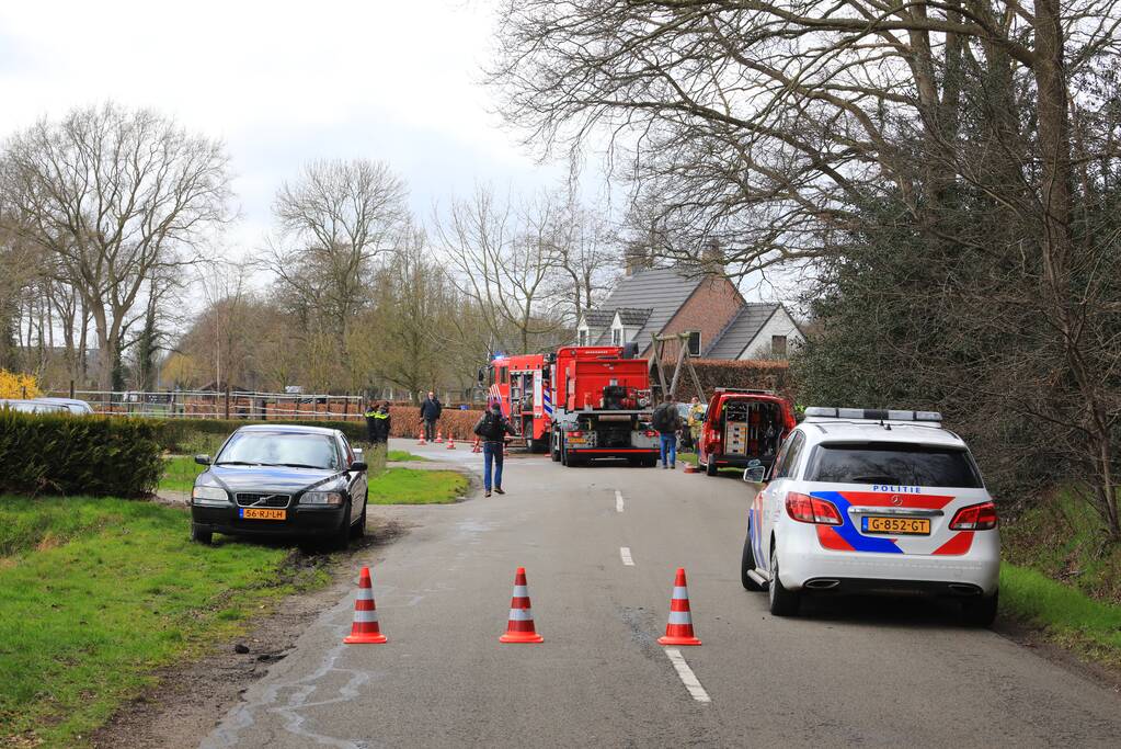 Brandweer blust brand in schuur