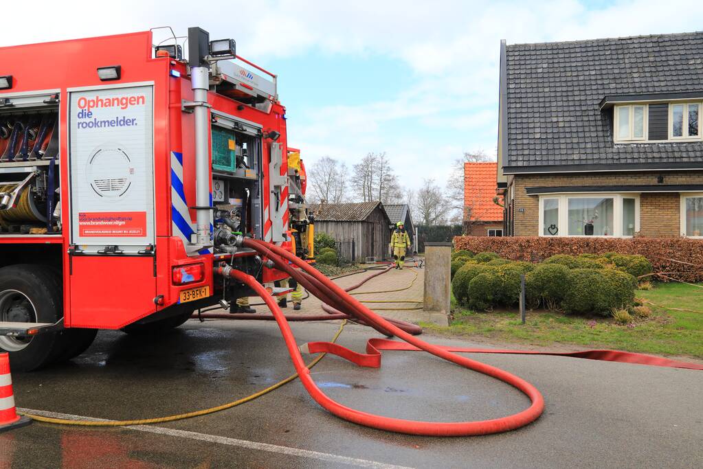 Brandweer blust brand in schuur