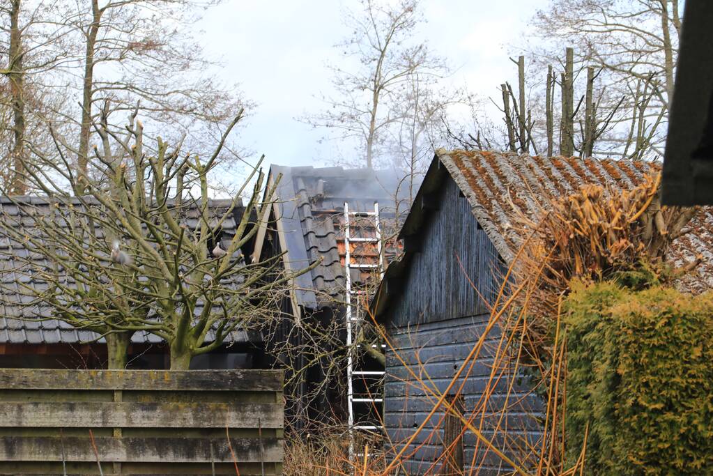 Brandweer blust brand in schuur