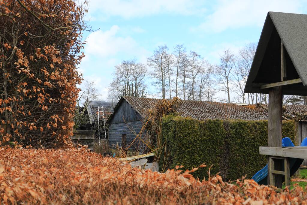 Brandweer blust brand in schuur