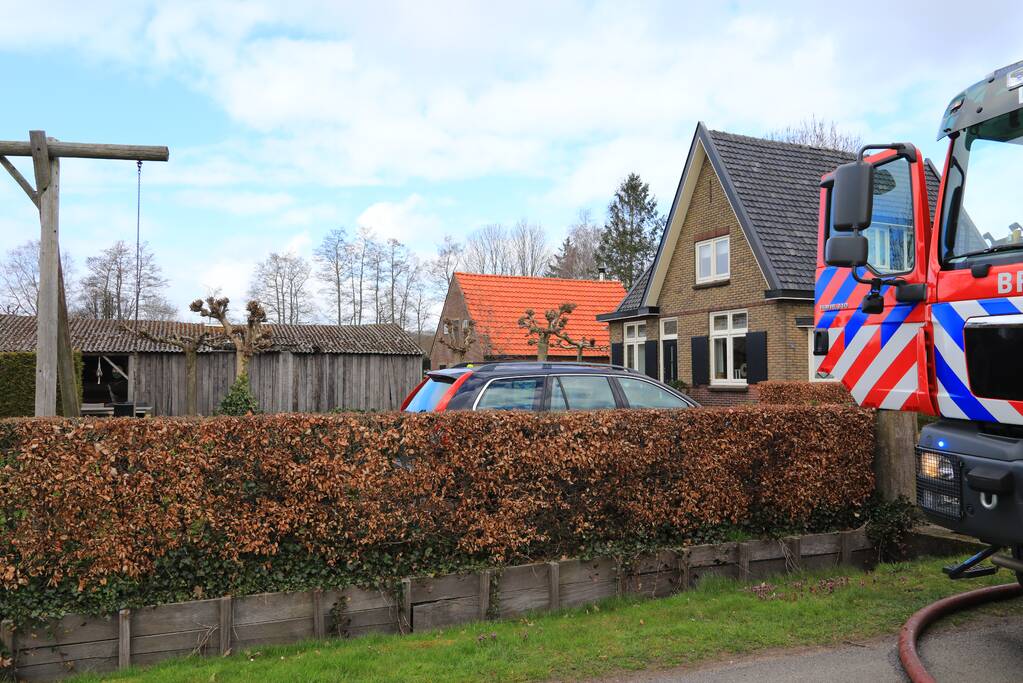 Brandweer blust brand in schuur
