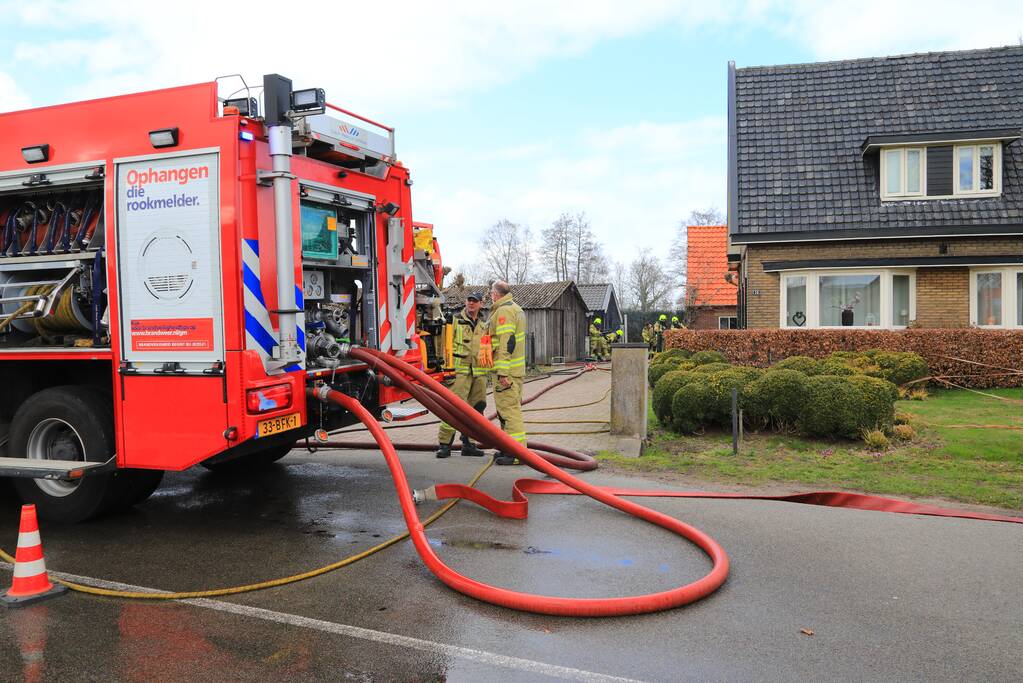 Brandweer blust brand in schuur
