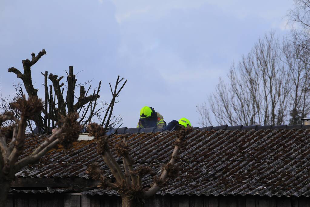 Brandweer blust brand in schuur