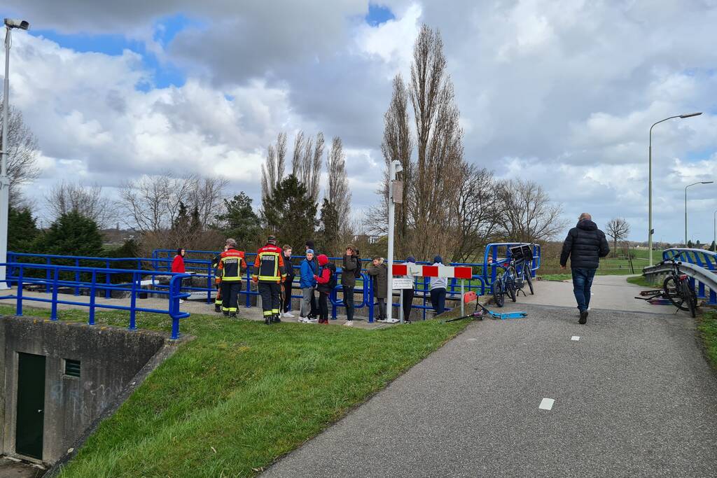 Brandweervrouw haalt kat uit sluistrap