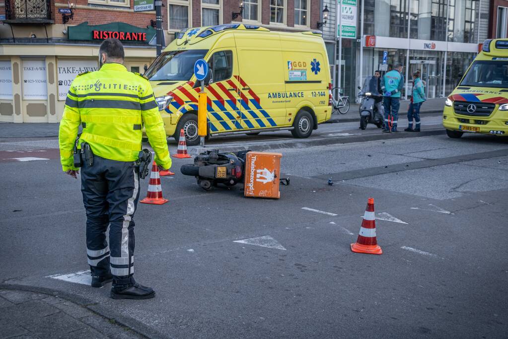 Maaltijdbezorger gewond door aanrijding met personenauto