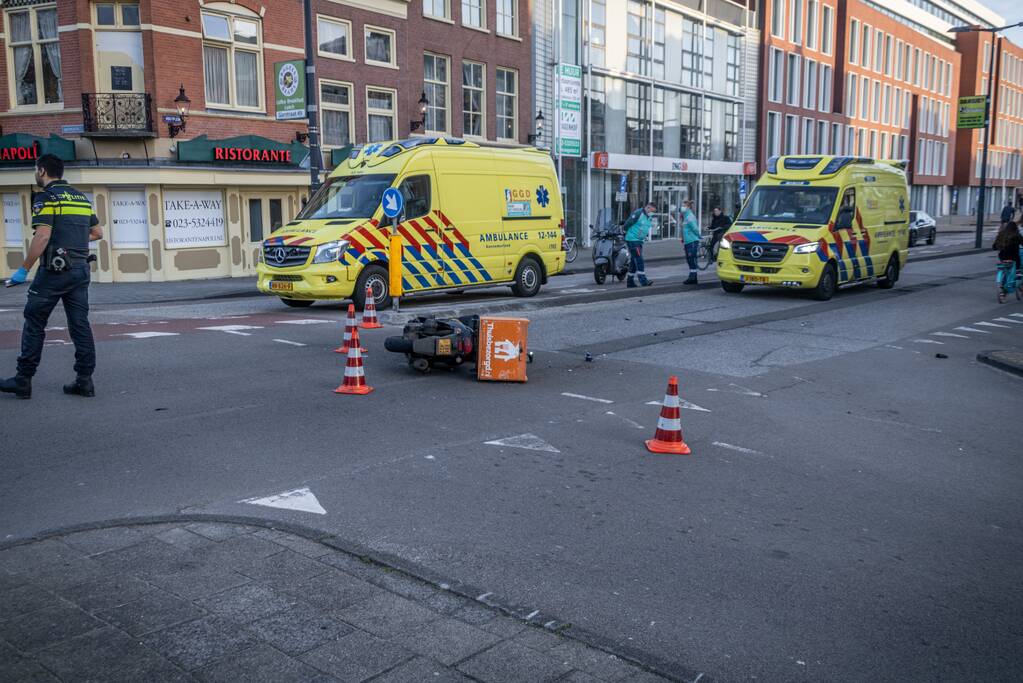 Maaltijdbezorger gewond door aanrijding met personenauto