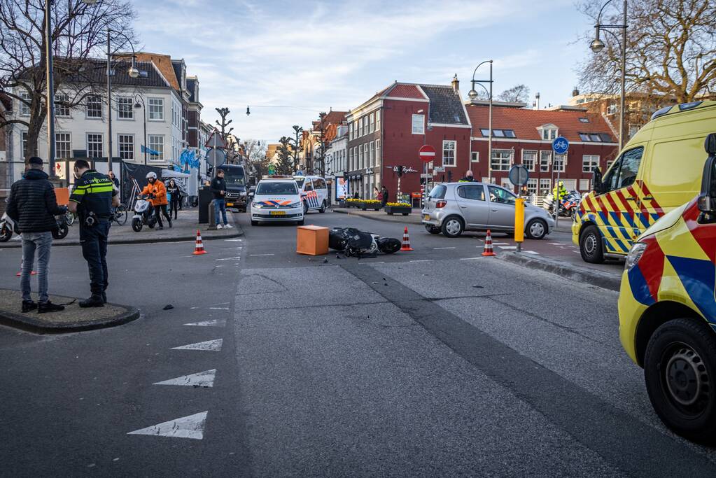 Maaltijdbezorger gewond door aanrijding met personenauto