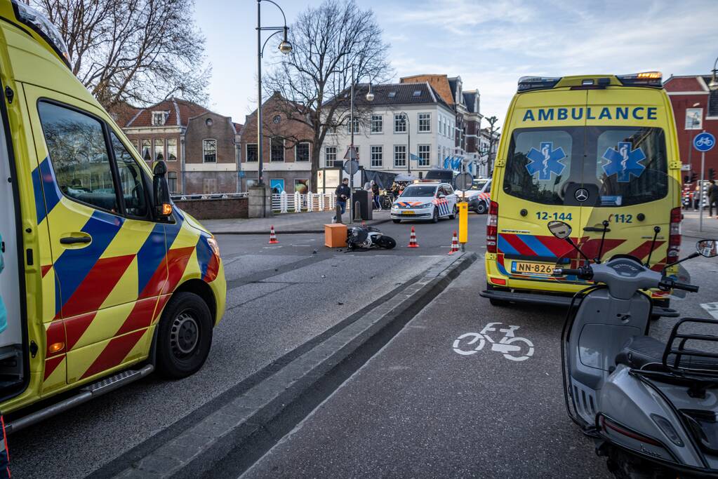 Maaltijdbezorger gewond door aanrijding met personenauto
