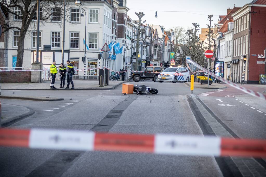 Maaltijdbezorger gewond door aanrijding met personenauto