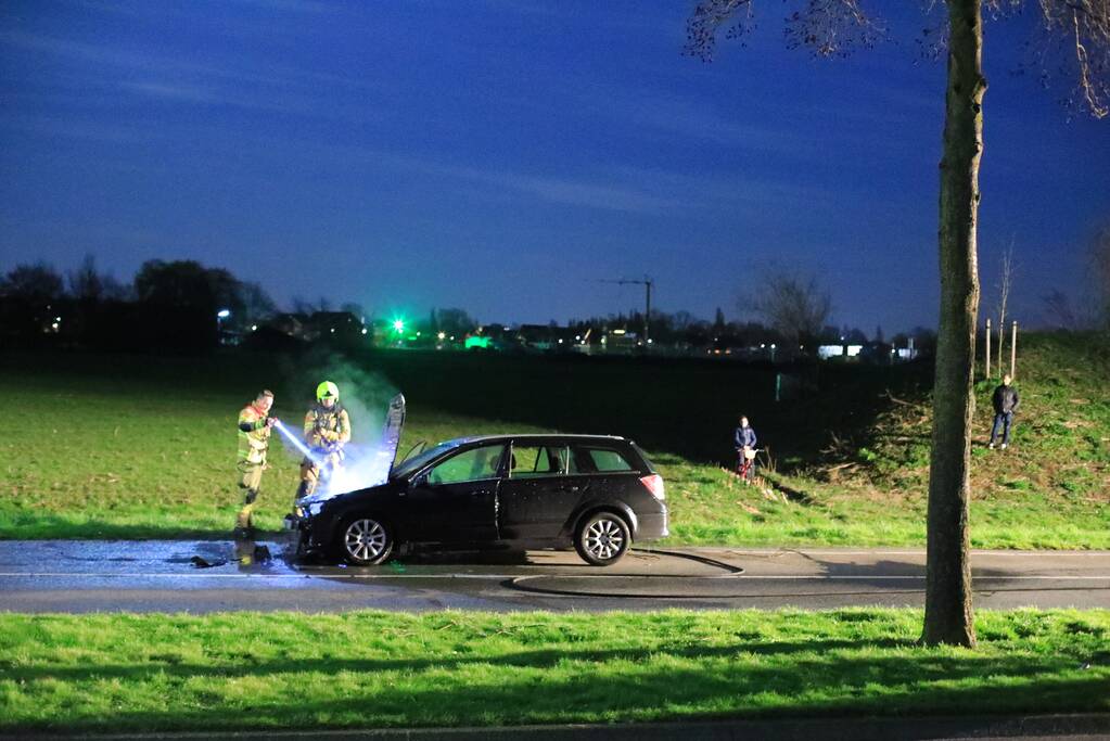 Motorcompartiment van personenauto uitgebrand