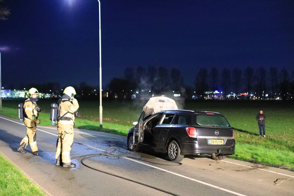 Motorcompartiment van personenauto uitgebrand