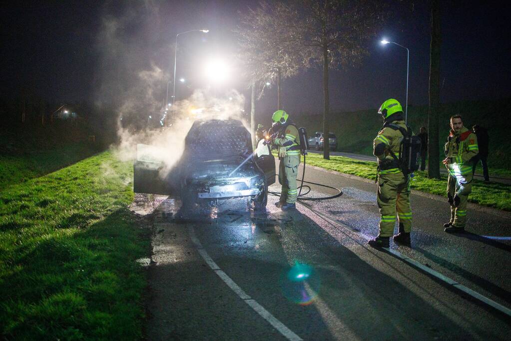 Motorcompartiment van personenauto uitgebrand