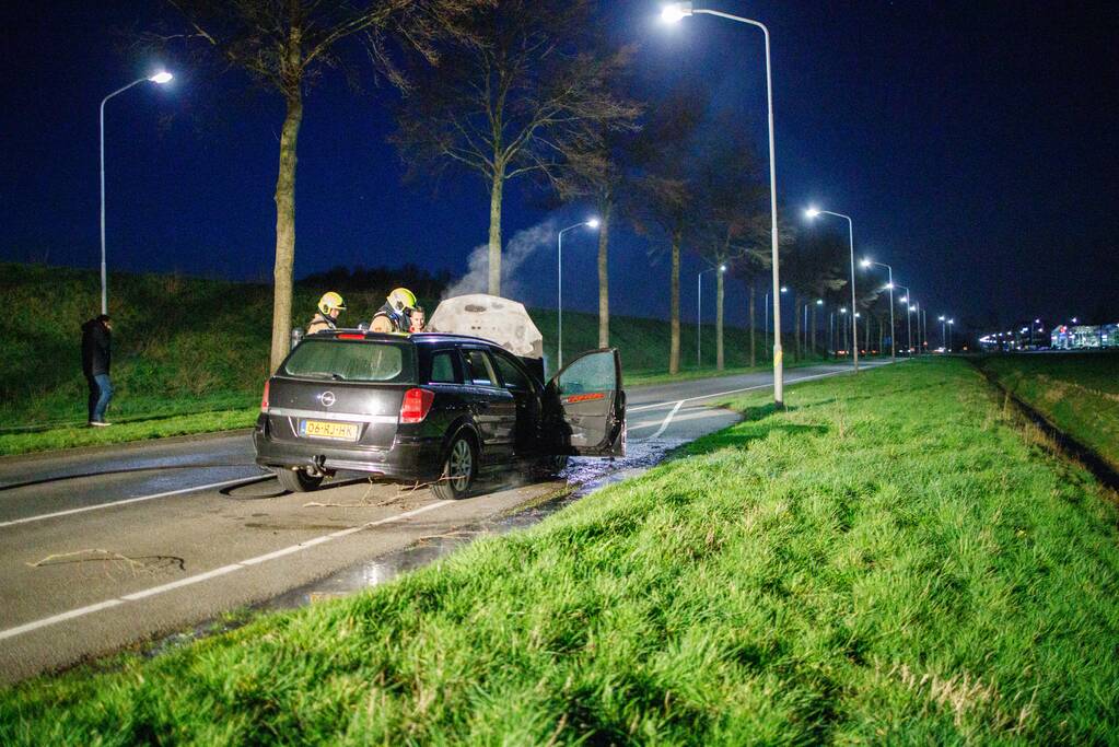 Motorcompartiment van personenauto uitgebrand