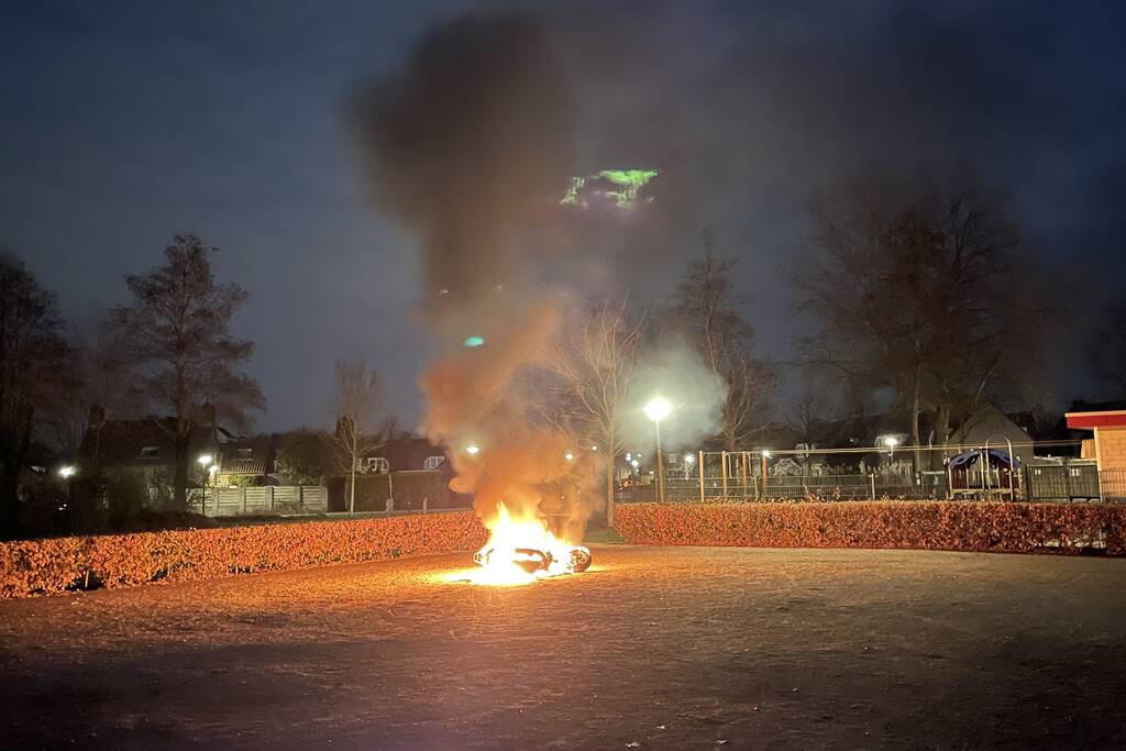 Scooter volledig in brand