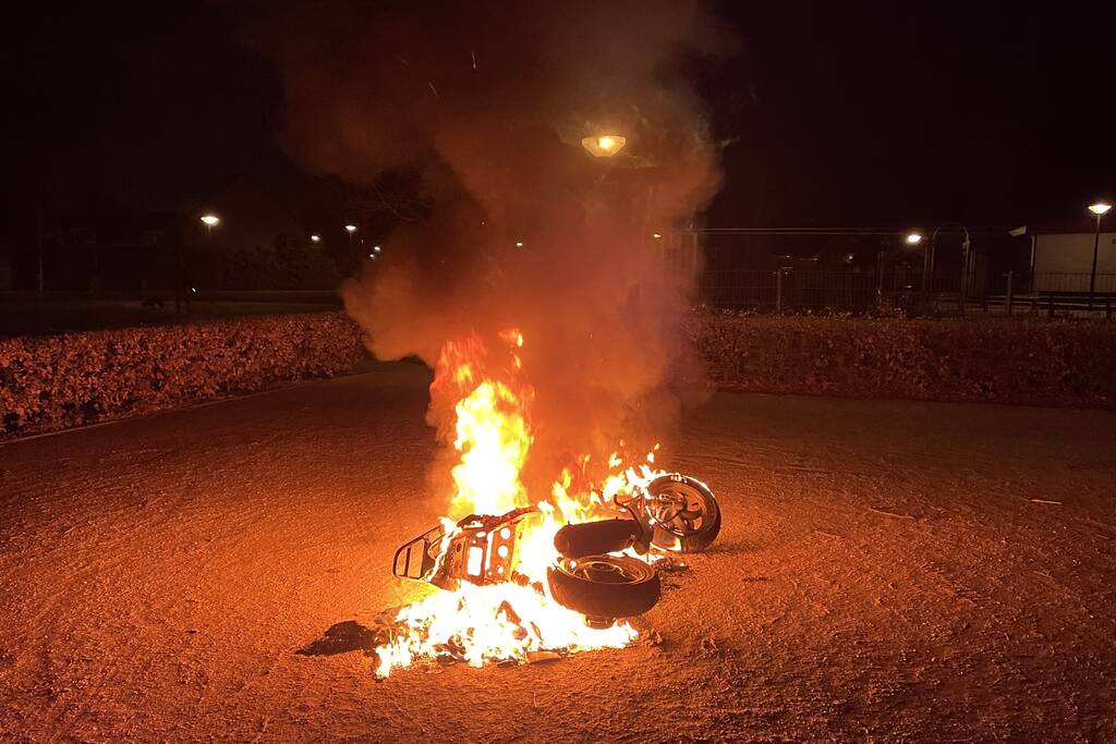 Scooter volledig in brand