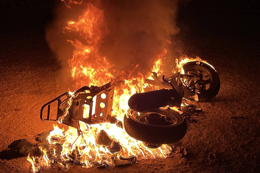 Scooter volledig in brand