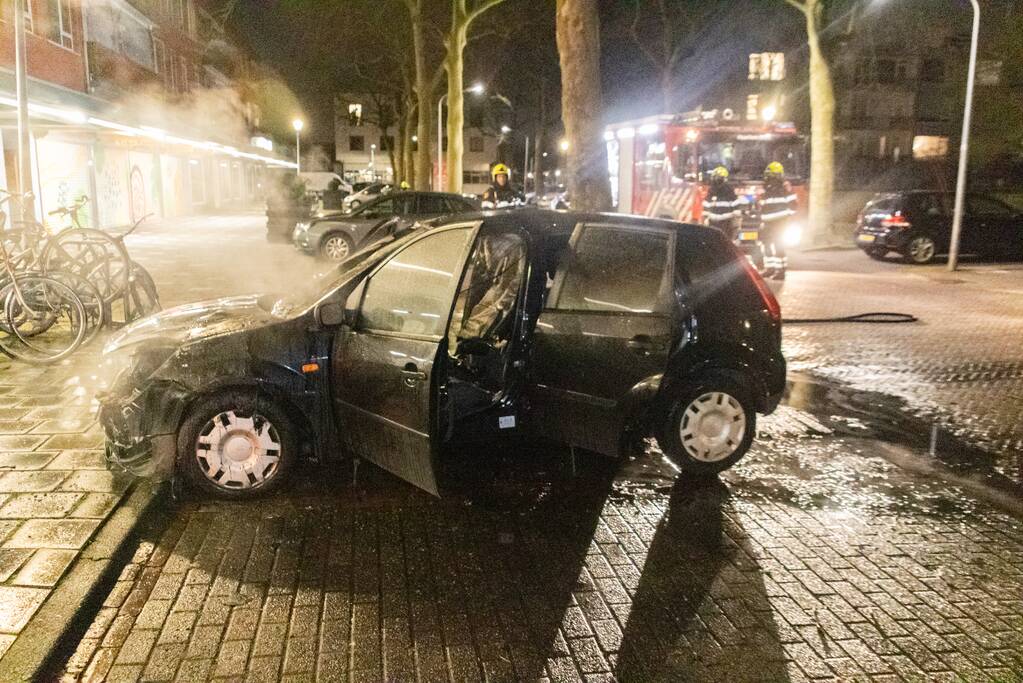Brandweer blust in brand gestoken personenauto