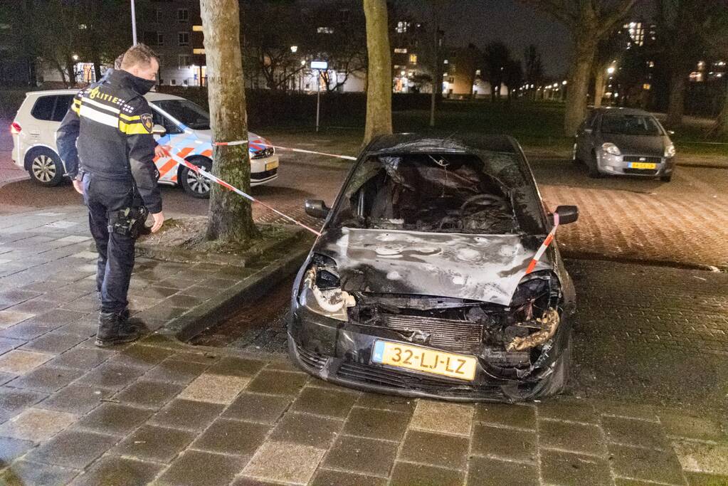 Brandweer blust in brand gestoken personenauto