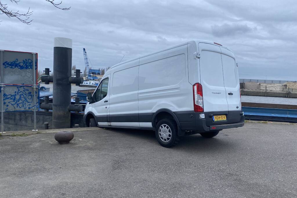 Bestelbus rijdt bijna het water in