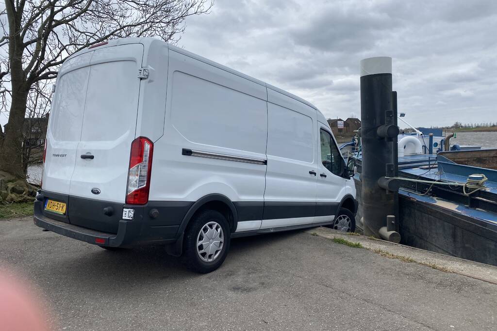Bestelbus rijdt bijna het water in