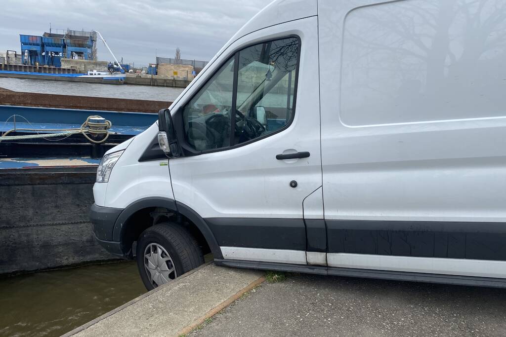Bestelbus rijdt bijna het water in