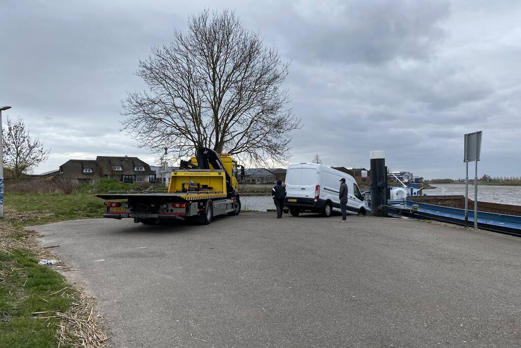 Bestelbus rijdt bijna het water in