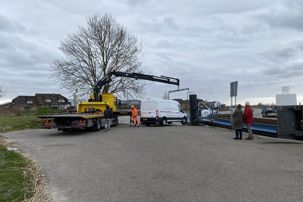 Bestelbus rijdt bijna het water in