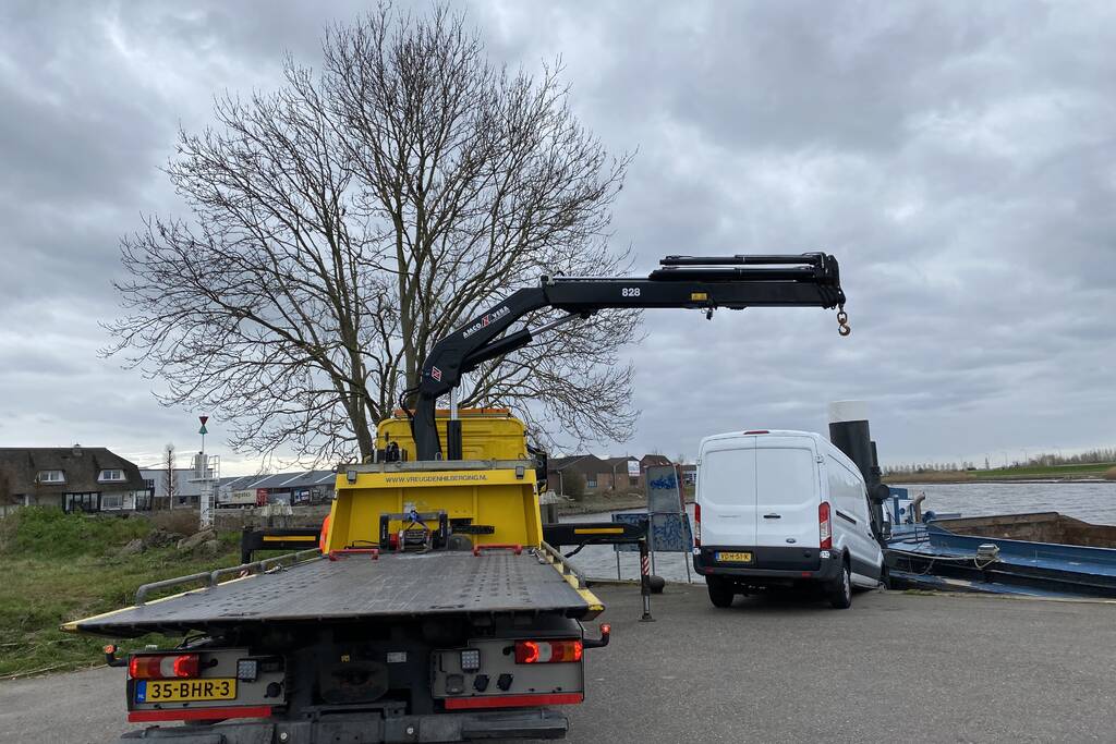 Bestelbus rijdt bijna het water in