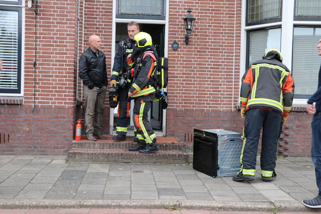 Brandweer doet onderzoek naar vermoedelijke brand in oven