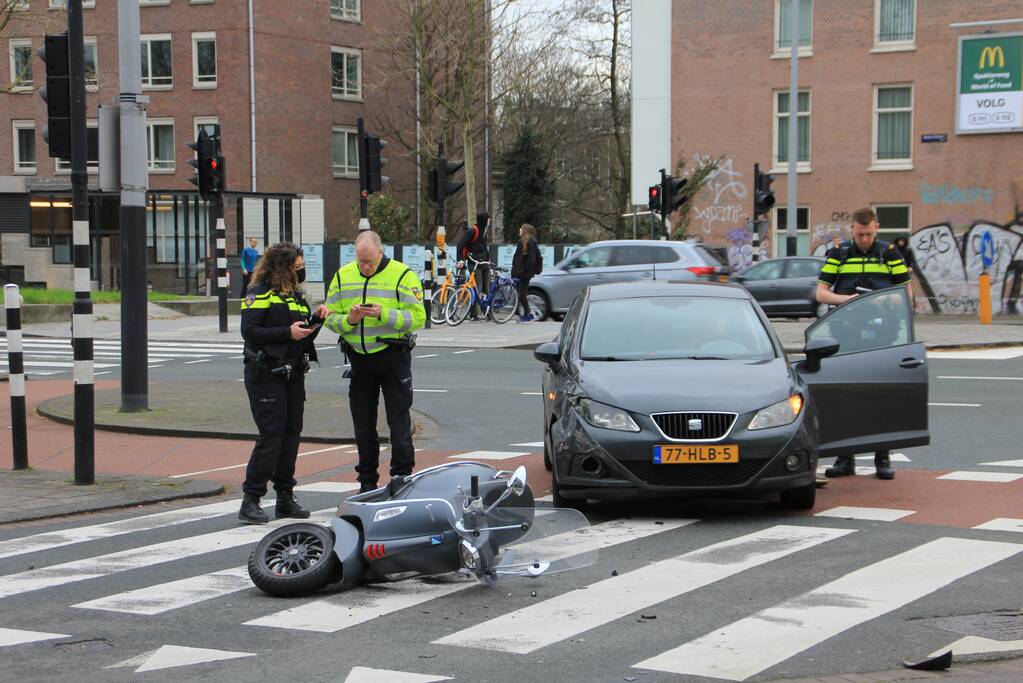 Scooterrijder gewond bij aanrijding met personenauto