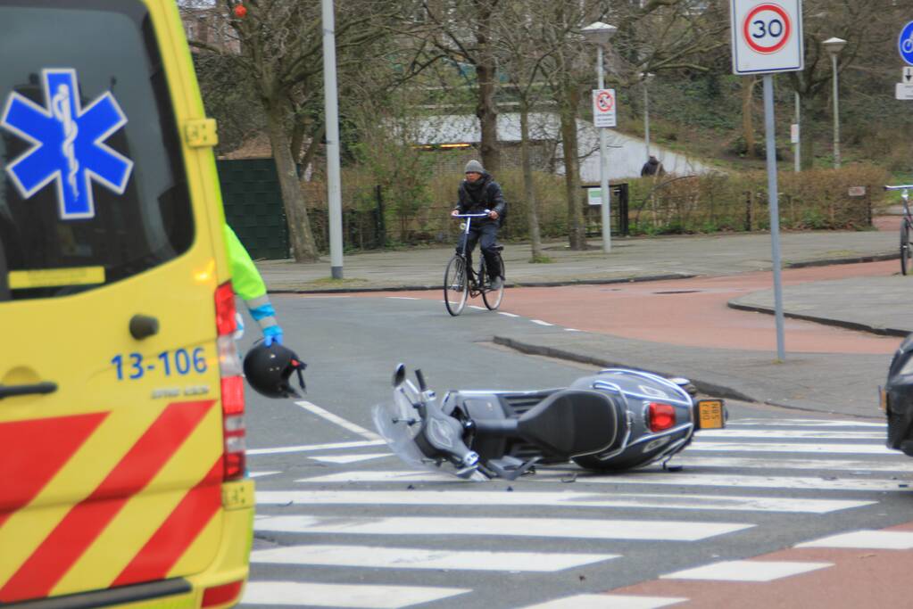 Scooterrijder gewond bij aanrijding met personenauto
