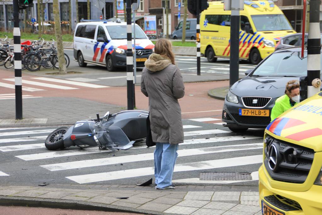 Scooterrijder gewond bij aanrijding met personenauto