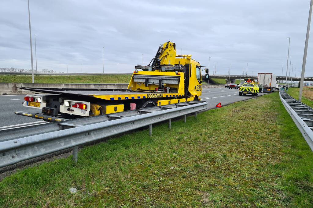 Personenauto klapt op trailer van vrachtwagen