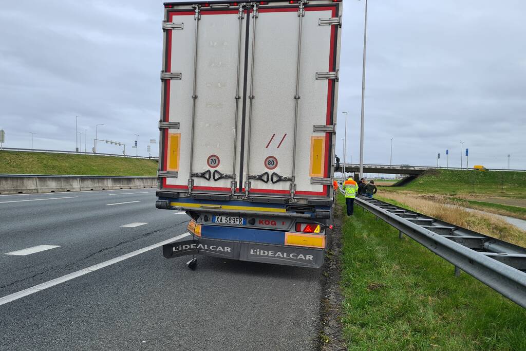 Personenauto klapt op trailer van vrachtwagen